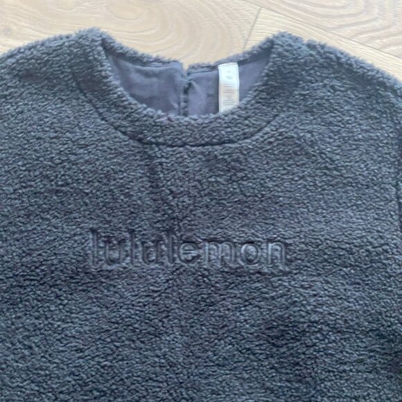 Lululemon Textured Fleece Embroidered Logo Tee Black Cropped Crew Neck Size: 4 - Picture 4 of 10